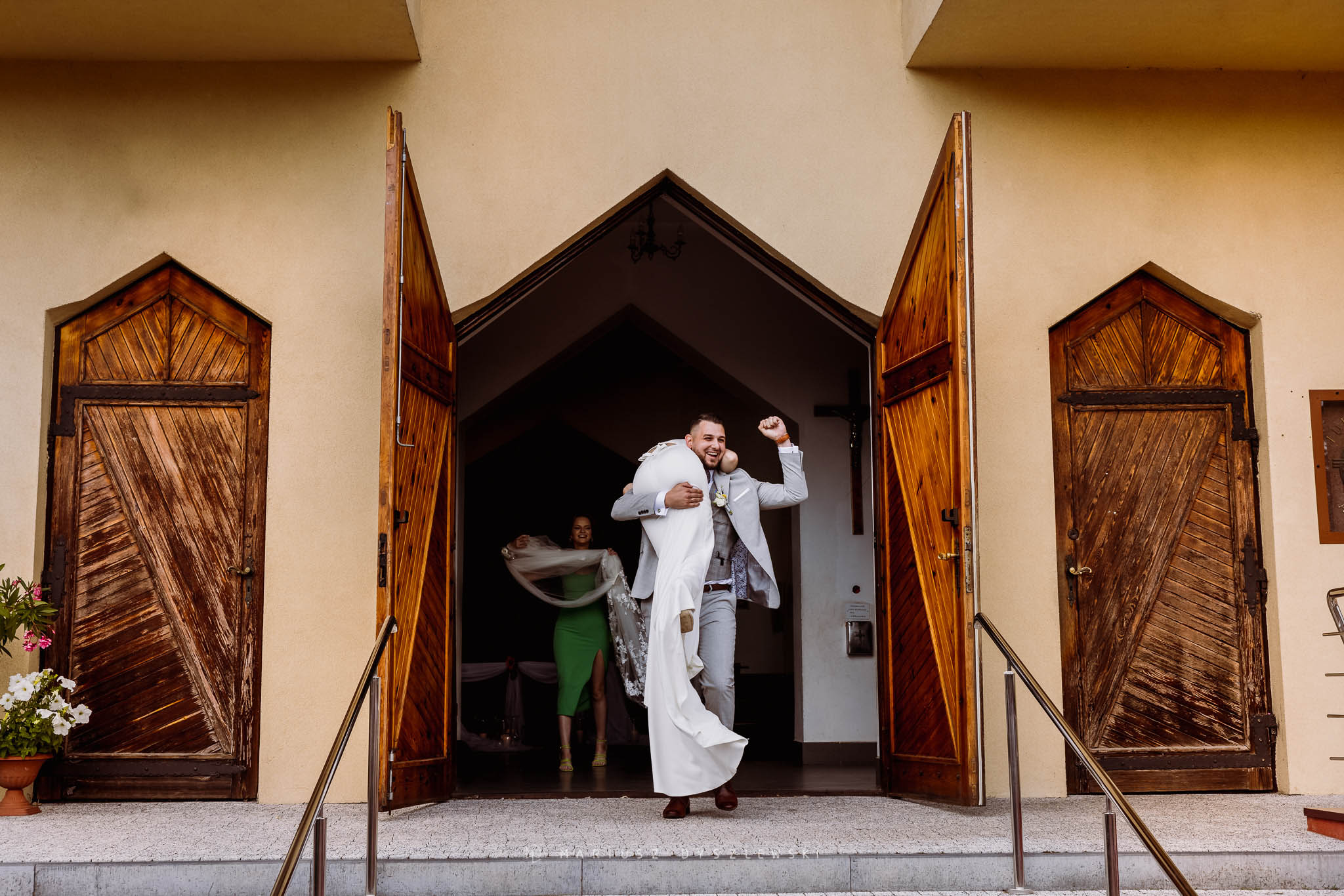 wyjście z kościoła, fotograf Sandomierz